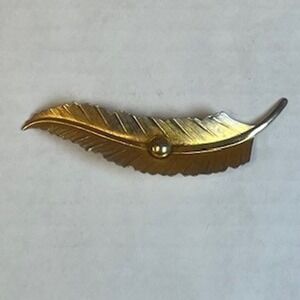 Vintage Gold Tone Feather Brooch Plume Pin Textured Nature Jewelry 2.75 Inch